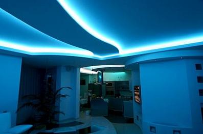 подсветка потолка лентой LED голубой